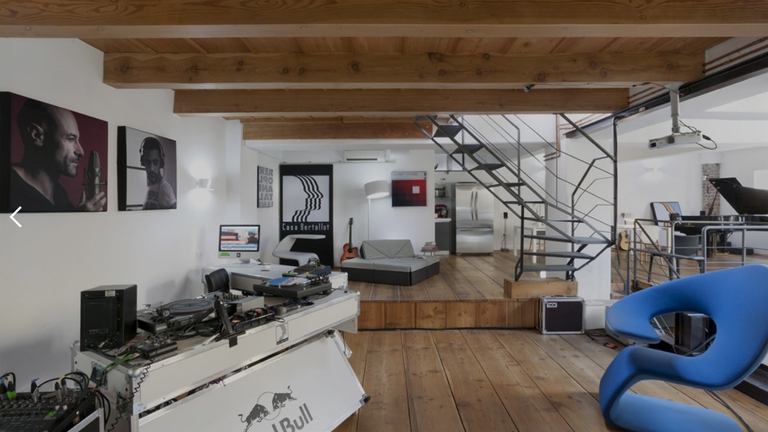 Bianco, legno grezzo, oggetti high-tech nel grande living della casa laboratorio di Alessio Bertallot ©www.bertallot.com