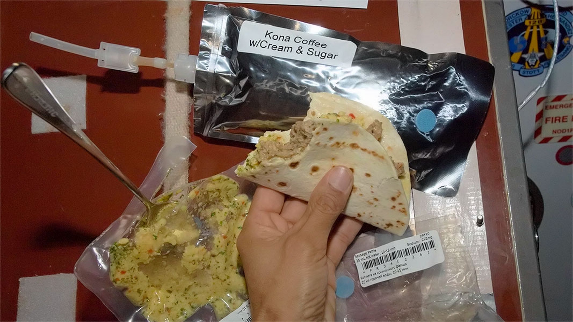 Cibo nello spazio. Dai cubetti dell'Apollo 13 ai legumi Slow Food di Samantha Cristoforetti