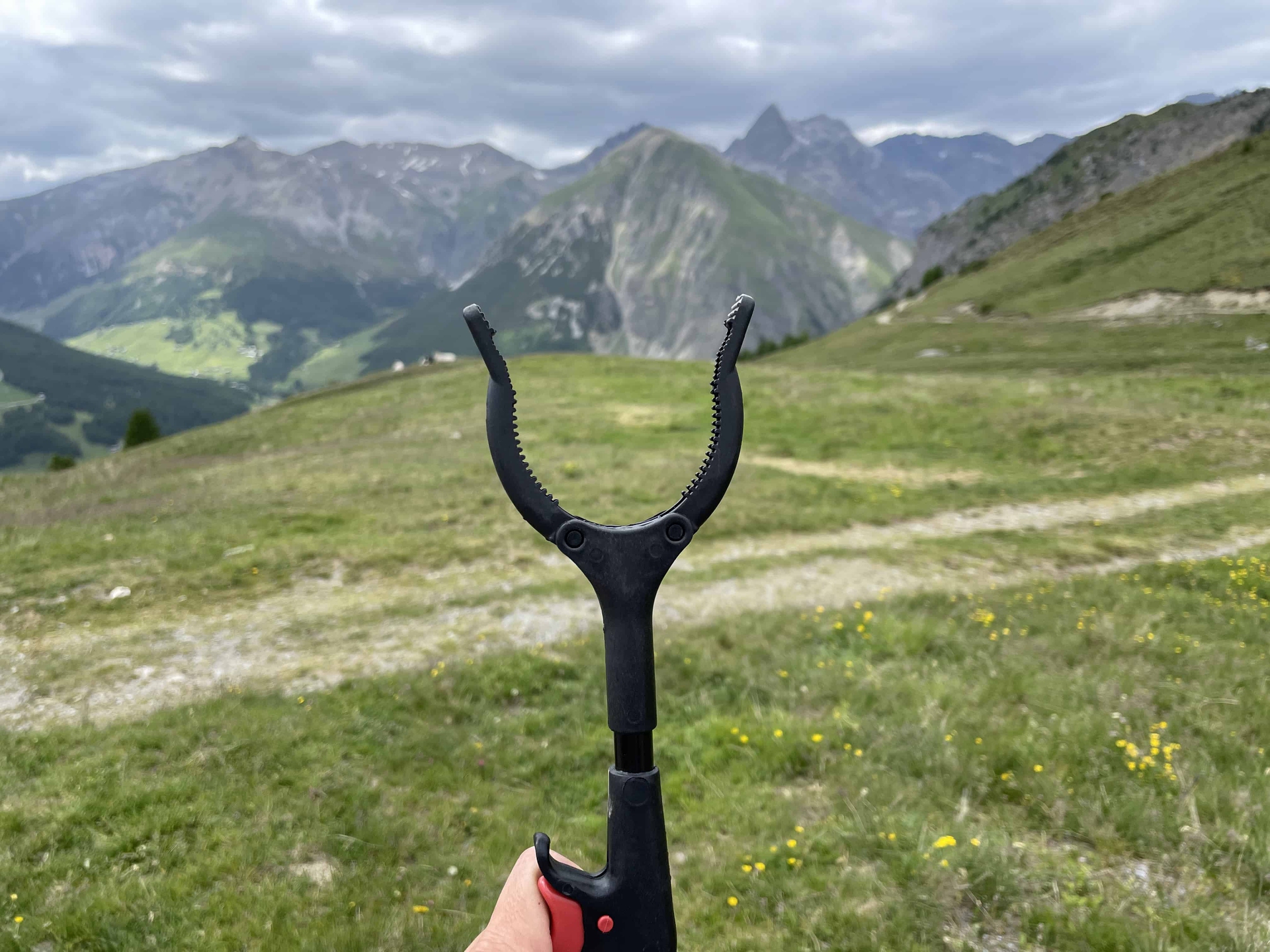 A Livigno si possono ripulire i sentieri mentre si cammina