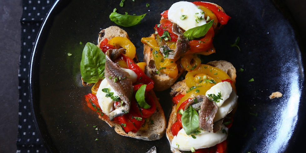 La ricetta della bruschetta con peperoni arrostiti, squacquerone e acciughe