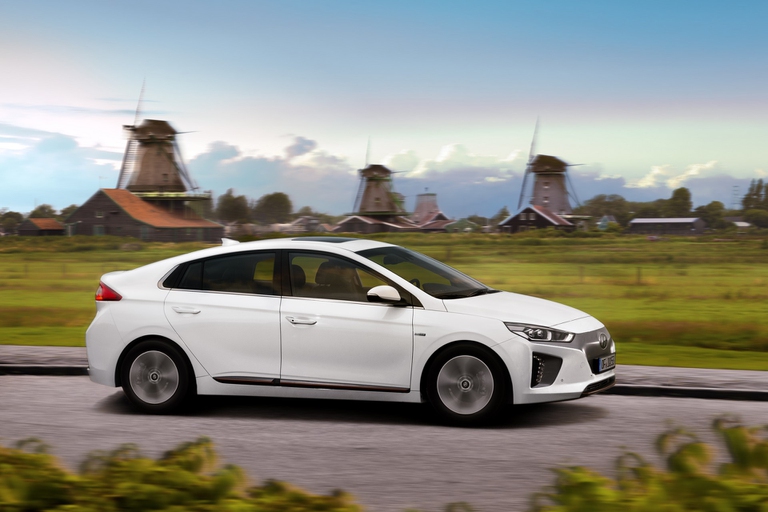 Le auto elettriche più tecnologiche e moderne possono contare su batterie con polimeri agli ioni di litio. Hyundai Ioniq Electric, ad esempio, è dotata di accumulatori da 28 kWh che portano in dote un’autonomia di 280 km a fronte di consumi nell’ordine degli 11,5 kWh per 100 km