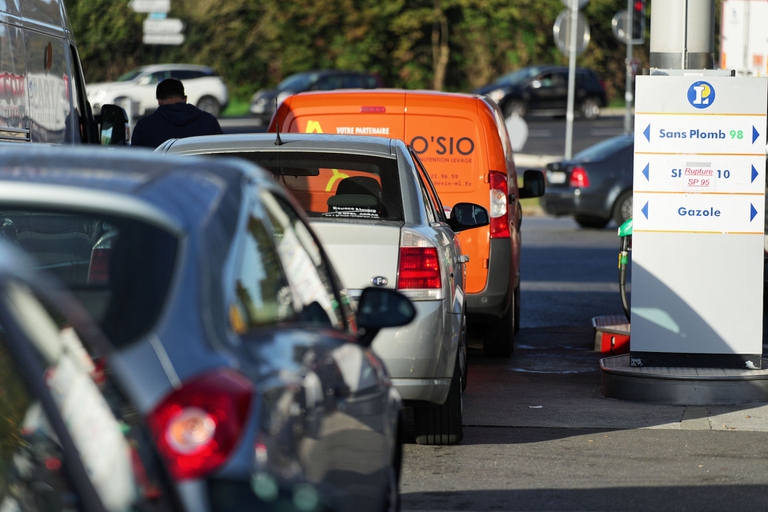 Una fila ad uno dei distributori di benzina ancora aperti in Francia