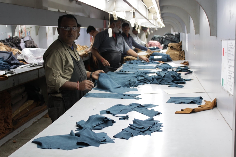 Lavoratori Soruka sfidano fast fashion