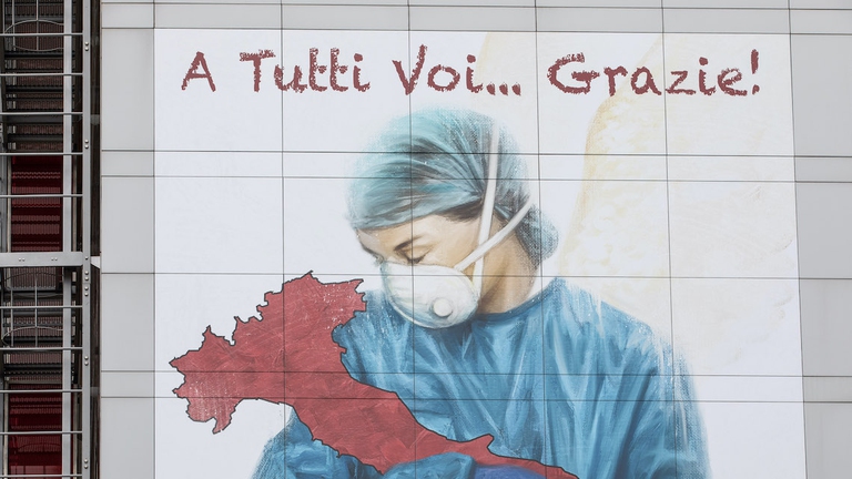 coronavirus italia cartellone bergamo per ringraziare infermieri