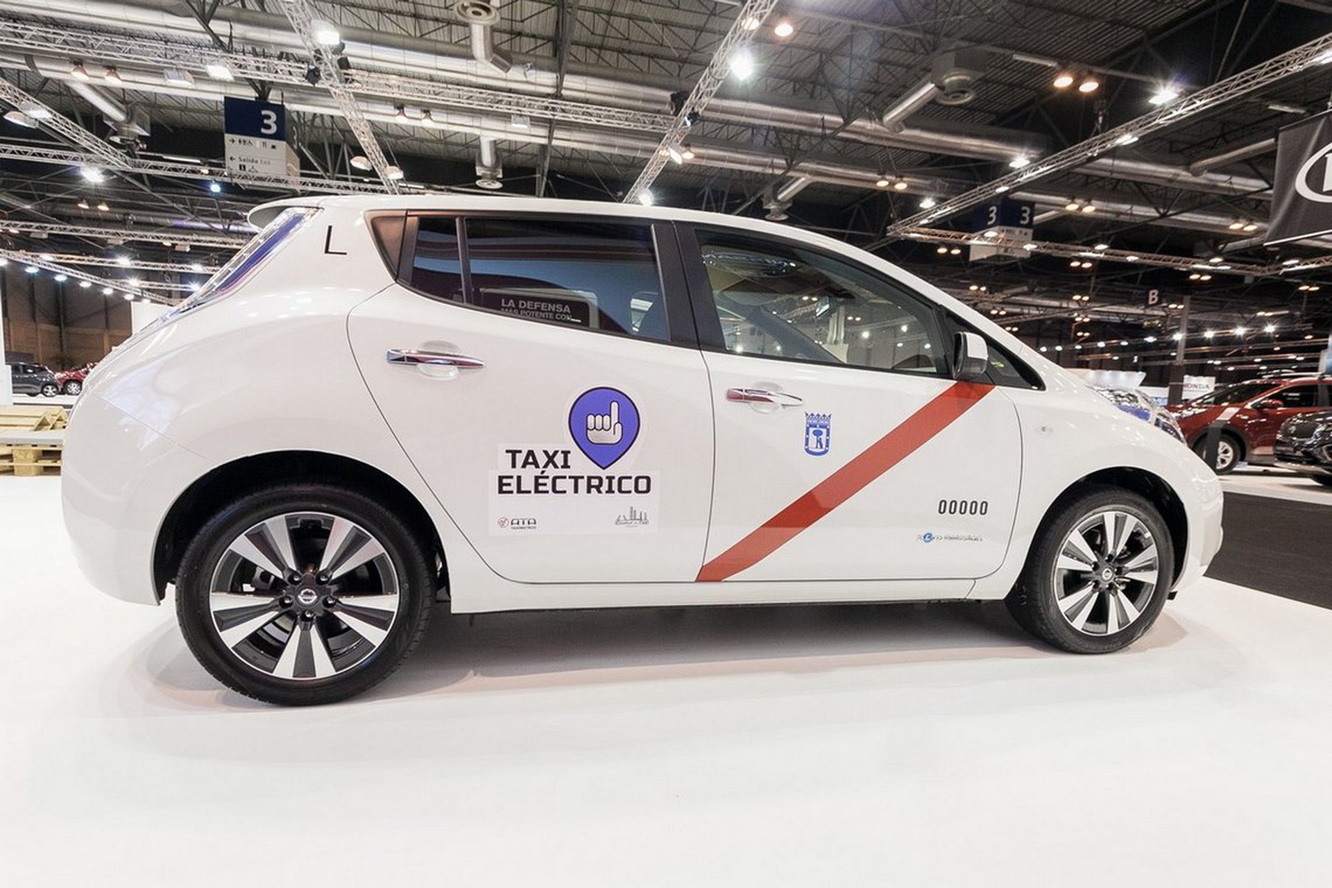 Nissan Leaf Taxi elettrico_001