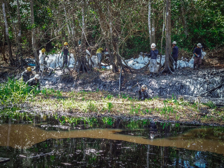 Fiume inquinato dal petrolio