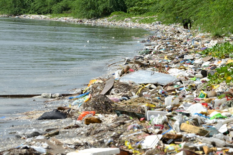 plastica sulla spiaggia