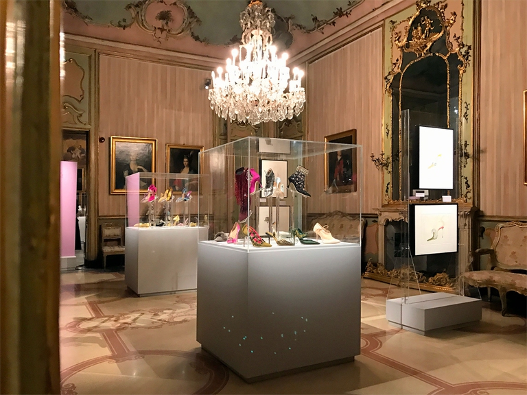 Atmosfera da sogno in una delle sale della mostra di Manolo Blahnik a Palazzo Morando, Milano © LifeGate