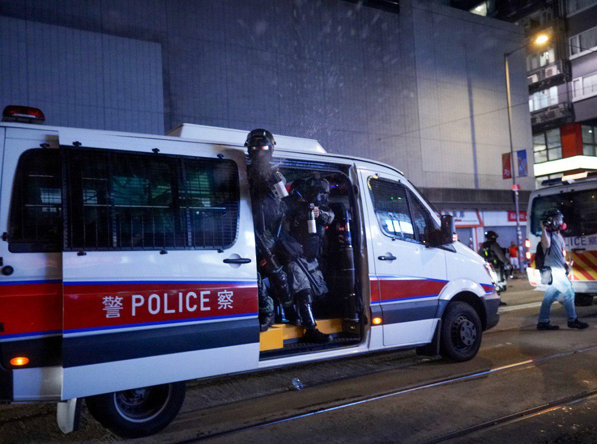 Riot police peppersprayed the crowd on patrol cars. (Demosisto)