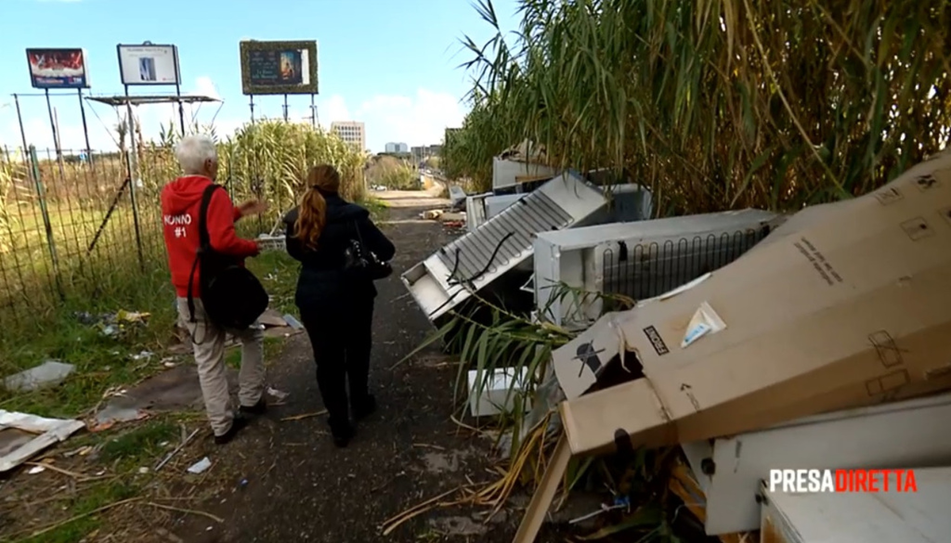 Roma in bici tra rifiuti e elettrodomestici
