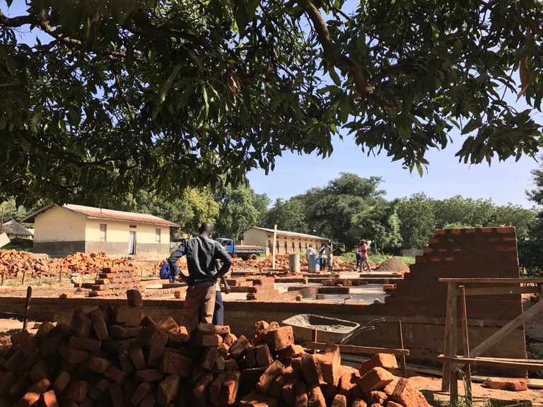 I lavori per la costruzione delle case per lo staff e per la rete idrica a Kalongo