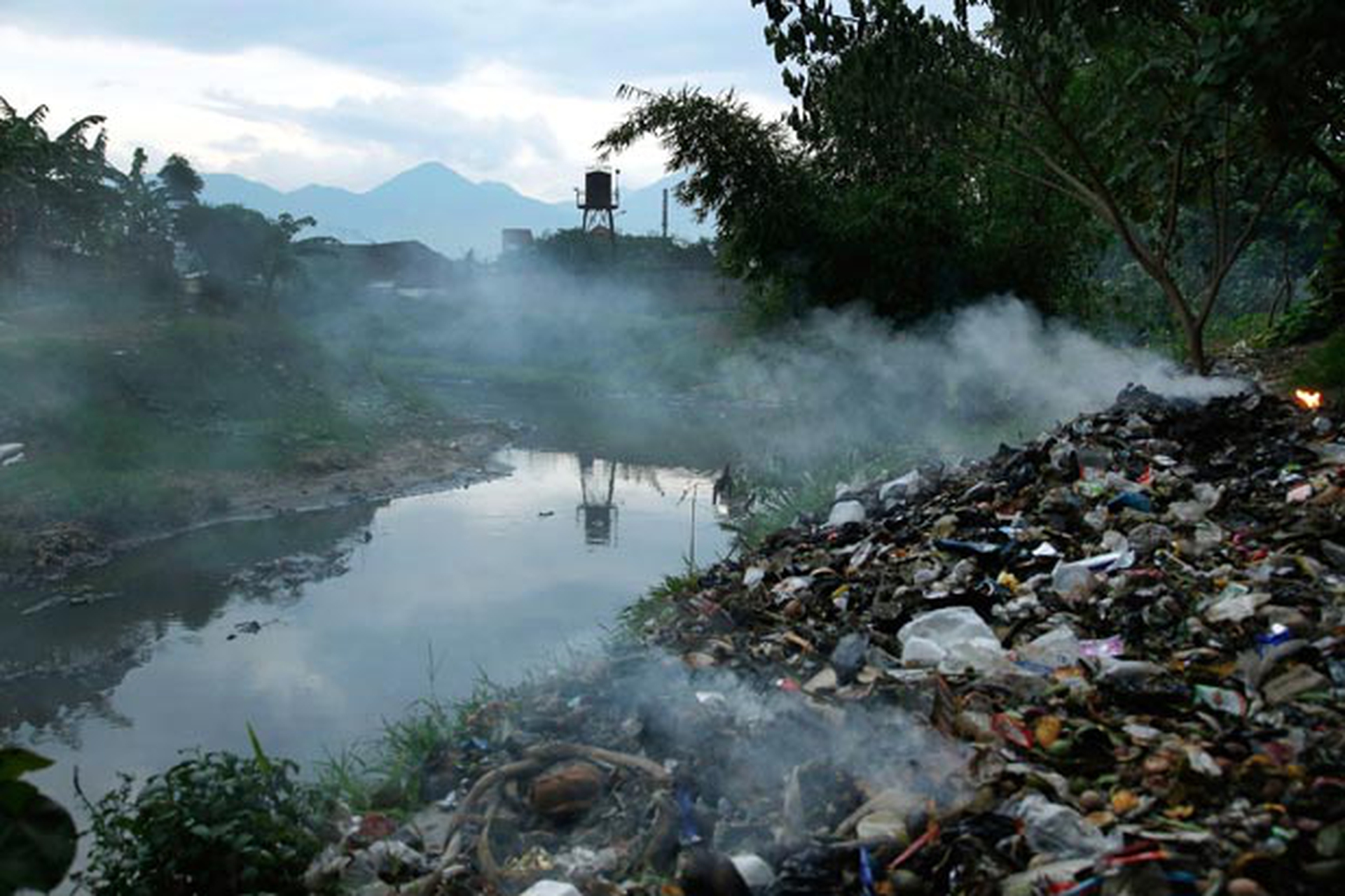 Основные экологические проблемы индии. Река Цитарум Индонезия. Река Читарум в Индонезии. Река Цитарум самая грязная. Долина реки Читарум, Индонезия.