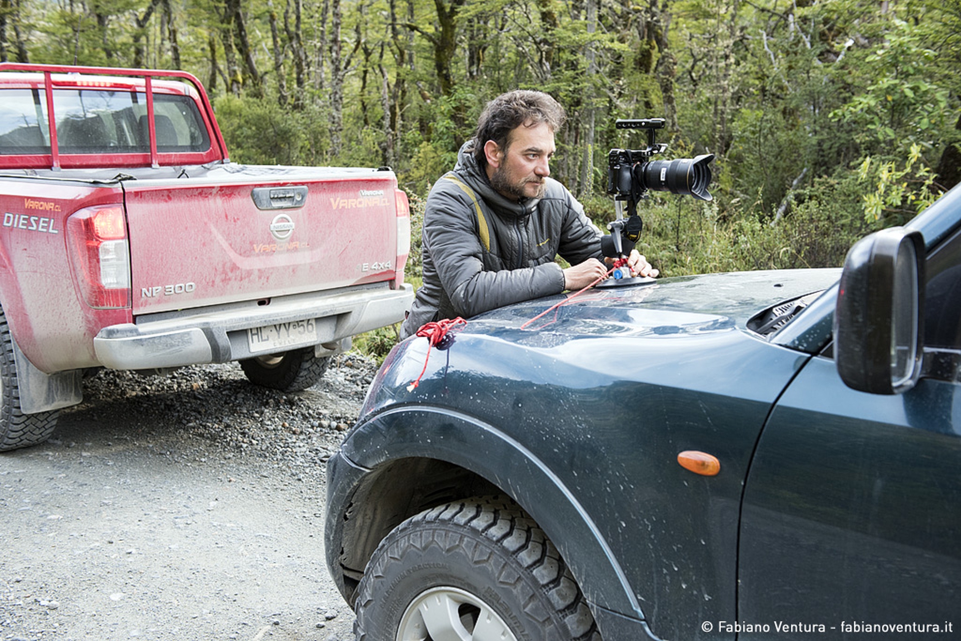 Il regista Federico Santini posiziona una camera sul cofano della nostra jeep