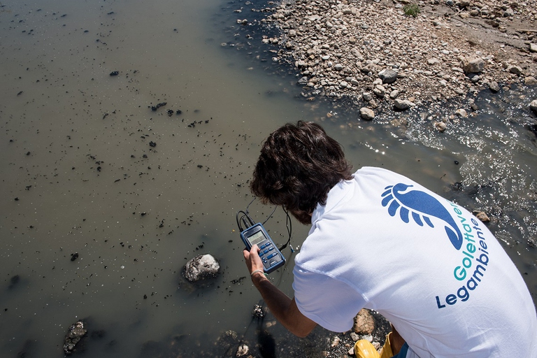 Un tecnico di Legambiente analizza la foce di un fiume