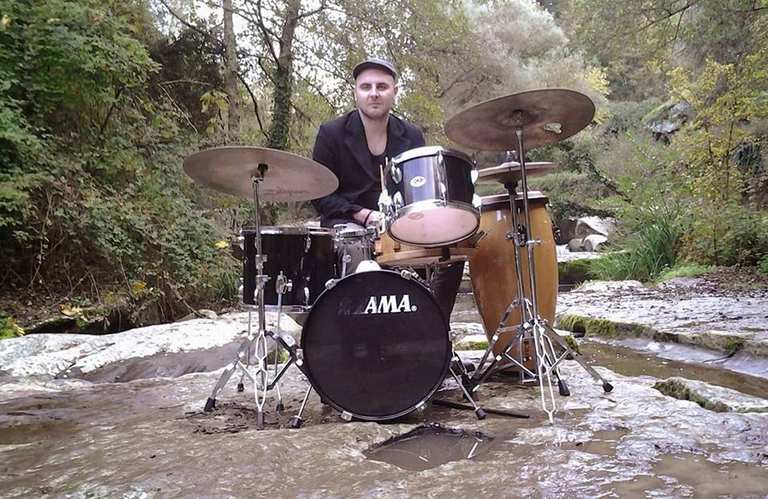 L'uomo delle volpi suona la batteria nei boschi