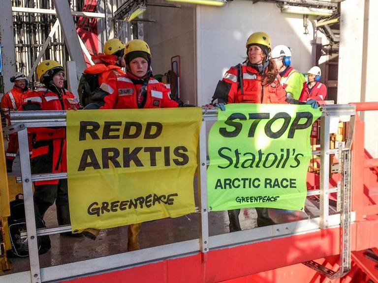 Greenpeace, bloccate due piattaforme petrolifere dirette in Artico