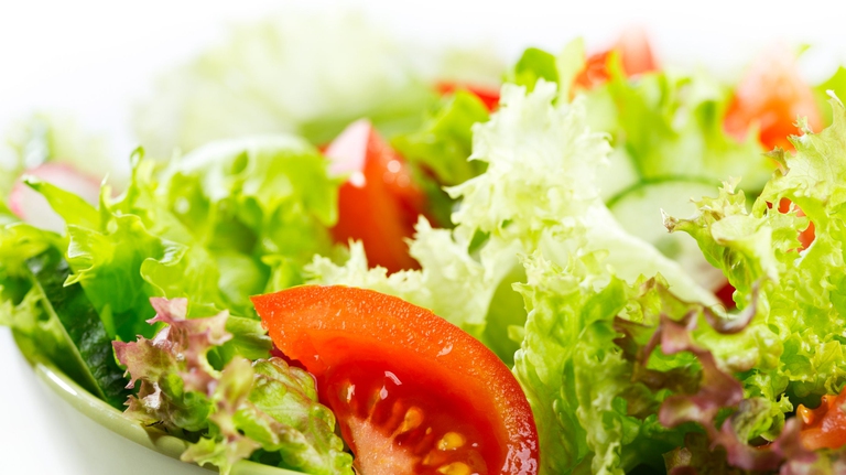 Un'insalata con pomodori idrata la pelle e contiene vitamine e antiossidanti - Ingimage