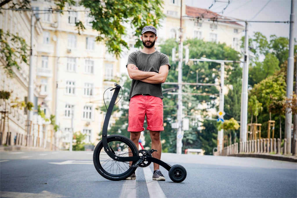 bicicletta che si guidano sdraiati
