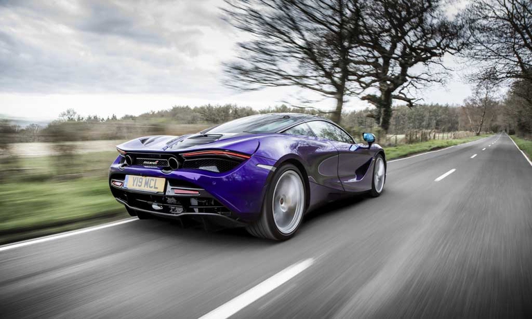 Costruita in alluminio e carbonio, efficiente e leggera, la McLaren 720S offre livelli di performance stupefacenti: l’accelerazione da fermo a 100 km/h in meno di 3 secondi; in soli 5 secondi si superano i 200 km/h. La velocità massima è di 341 km/h.