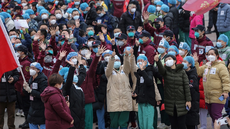 infermiere festeggiano chiusura ospedali wuhan dopo fine coronavirus