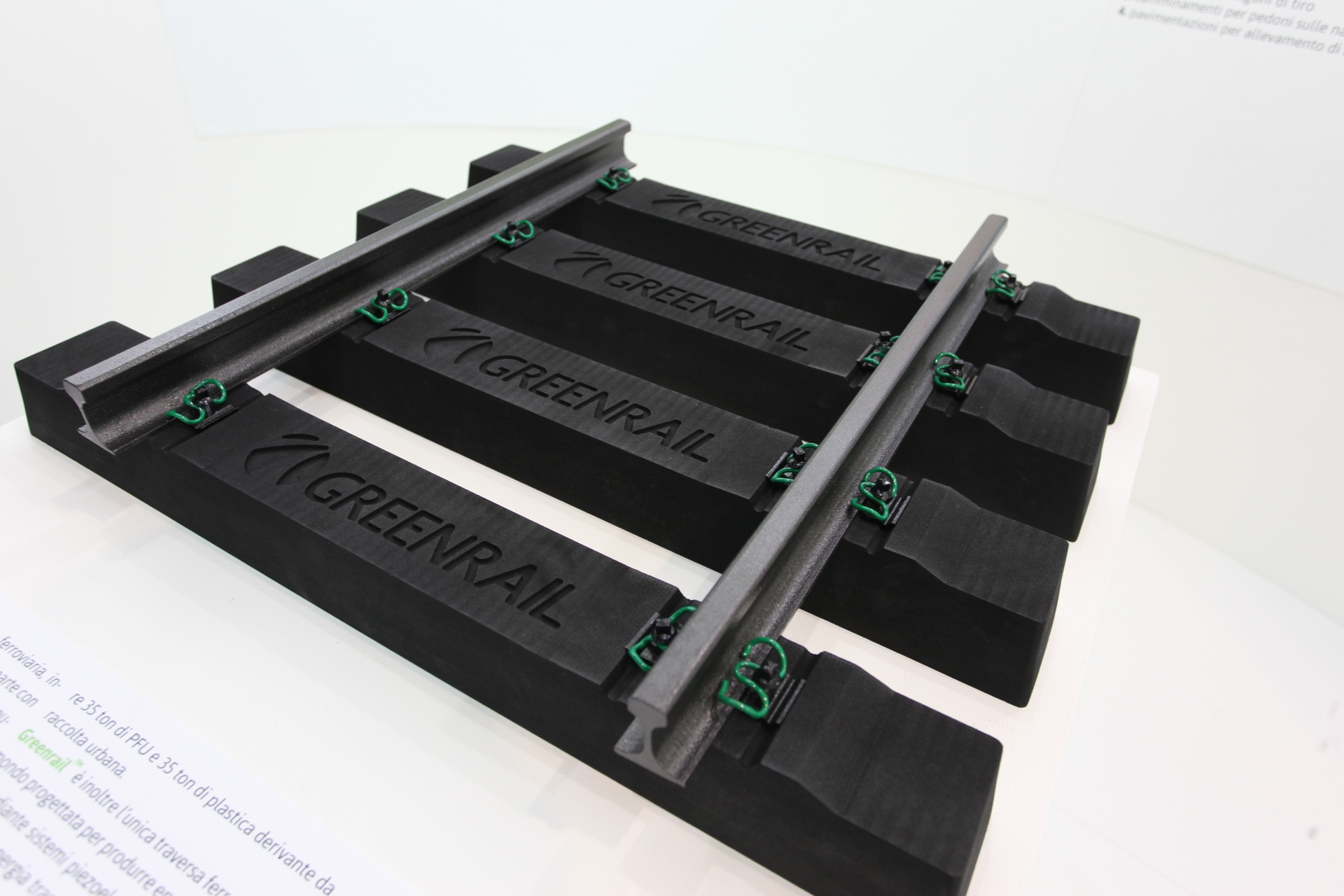 Le ferrovie di domani saranno in gomma riciclata e capaci di produrre energia