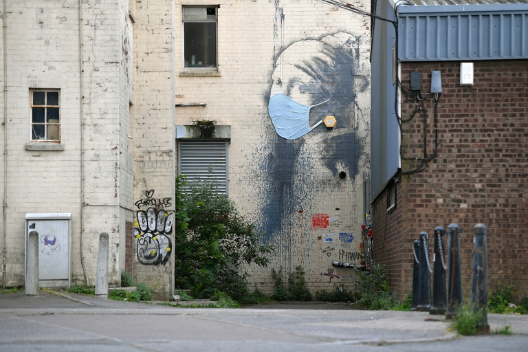 street art coronavirus Girl with a pierced eardrum con mascherina a bristol