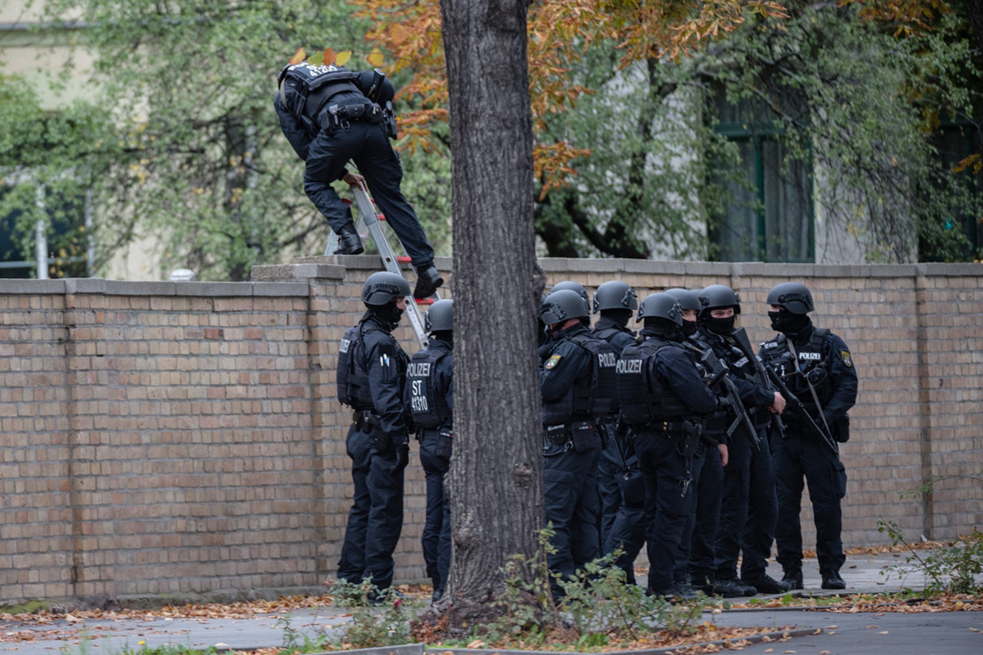 La polizia scavalca il muro
