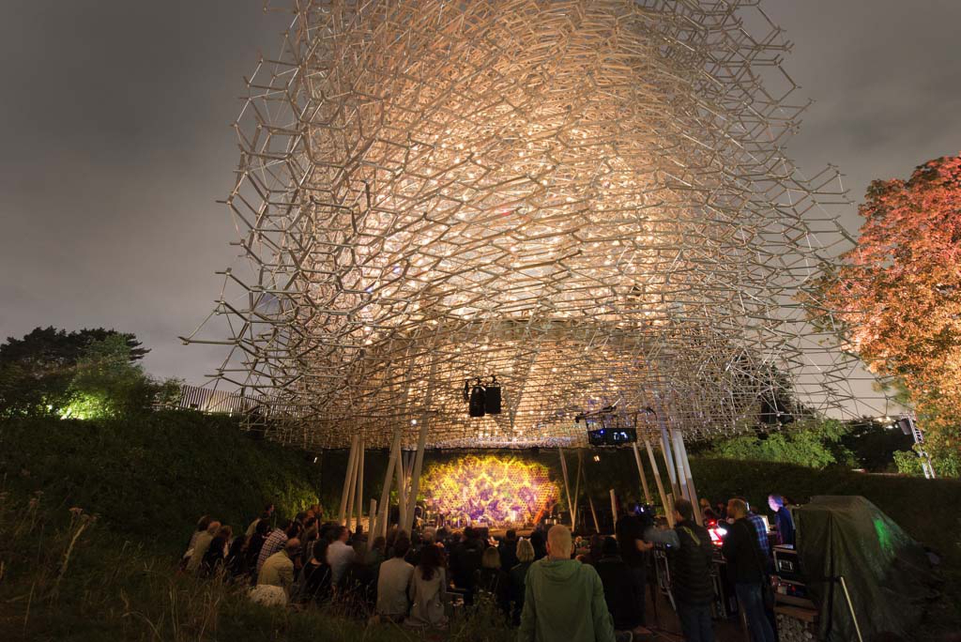 BE perform under the Hive at Kew_3