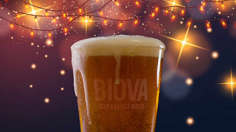 boccale birra con sfondo natalizio