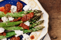 Asparagi con pomodori secchi e formaggio di capra