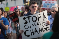 Francia, 80mila persone marciano per il clima verso le elezioni presidenziali