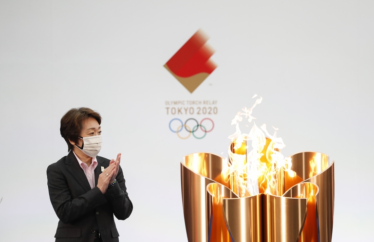 Seiko Hashimoto con la fiamma olimpica, Tokyo 2020 staffetta torcia