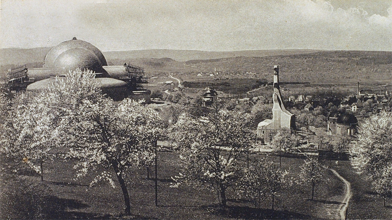 Il Goetheanum nel 1916, il centro di studio creato da Rudolf Steiner. (© Fine Art Images/Heritage Images/Getty Images)