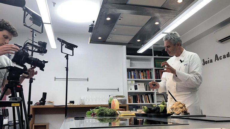 Pietro Leemann durante l'intervista alla Joia Academy, fondata per svolgere corsi, incontri e lezioni © Stefano Carnazzi / LIfeGate