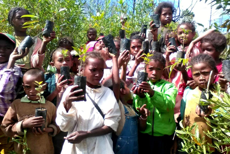 Una delle attività di riforestazione dell'associazione, insieme coi bambini. Foto Sahondra Raheliarisolo/Voiala