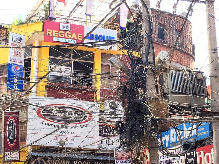 Il "nido" di cavi elettrici, Kathmandu, Nepal