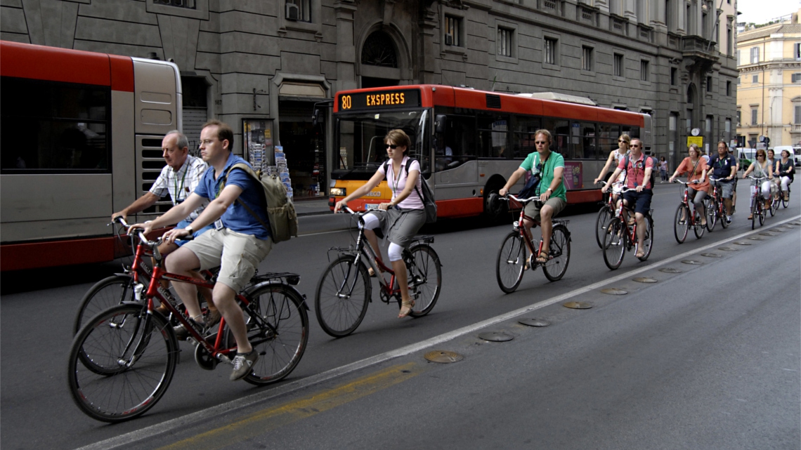 bicicletta con rimorchio persone