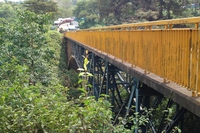 Se attraversi questo ponte, passi una frontiera