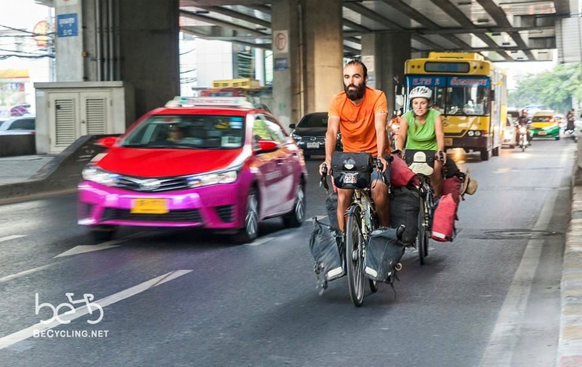 Ciclisti in bici a Bangkok