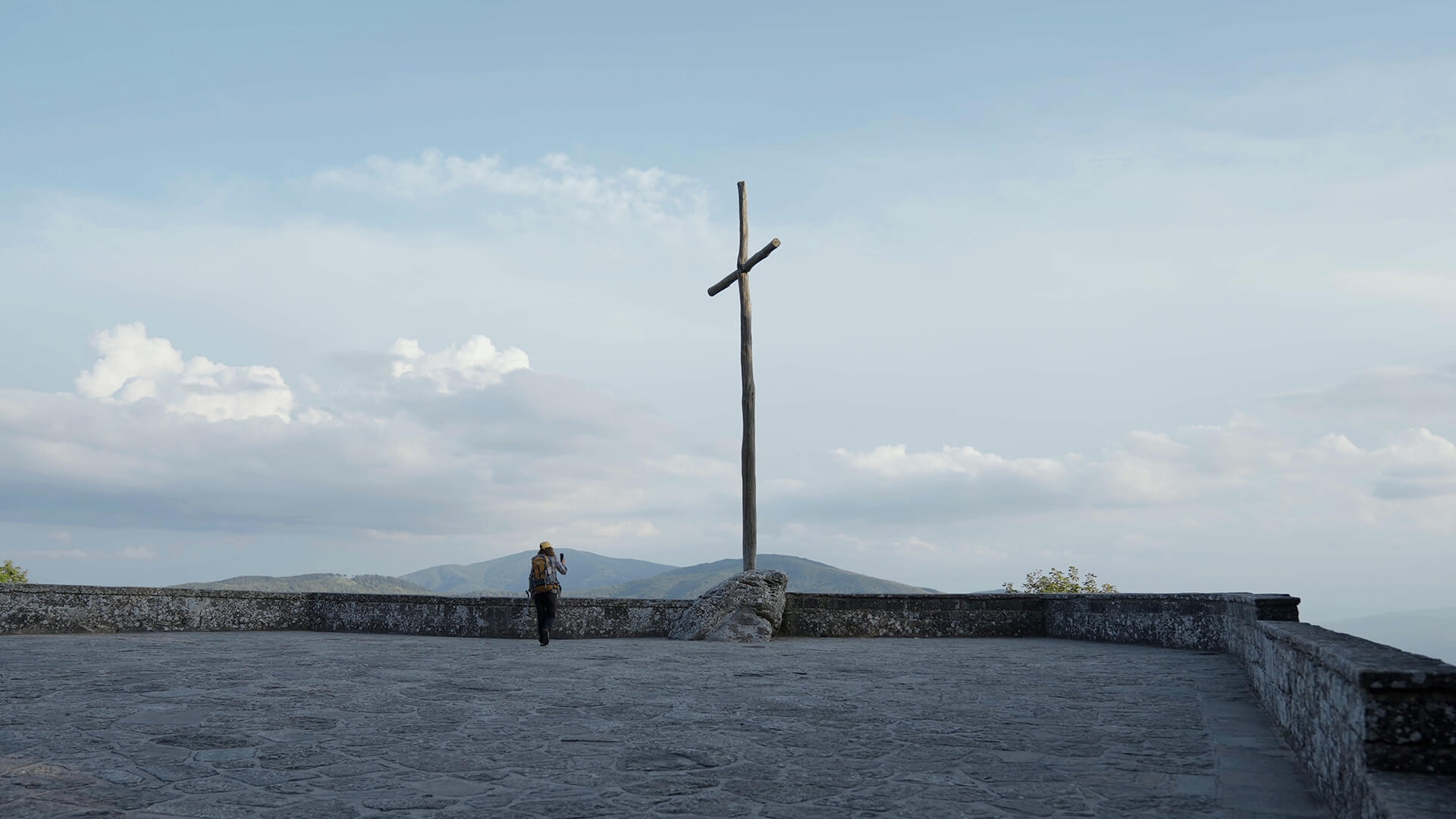 crocifisso sulla piazza del santuario