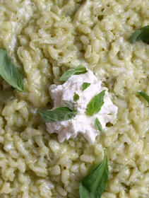 Risotto al basilico e robiola. Ricetta fresca e cremosa