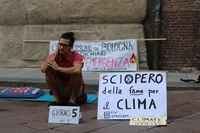 Extinction Rebellion, attivista sospende lo sciopero della fame dopo essere stato ricevuto dal comune di Bologna