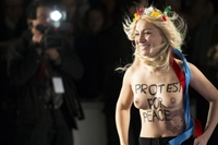 Le Femen sul tappeto rosso a Berlino. Fotogallery
