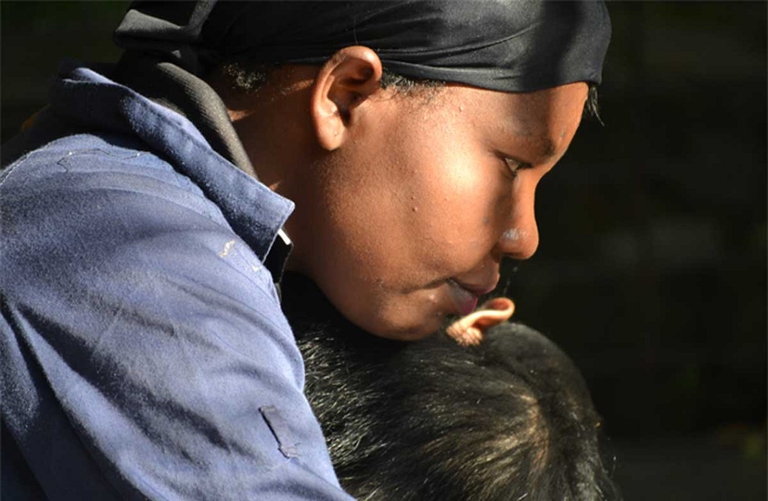 Donna con uno scimpanzé