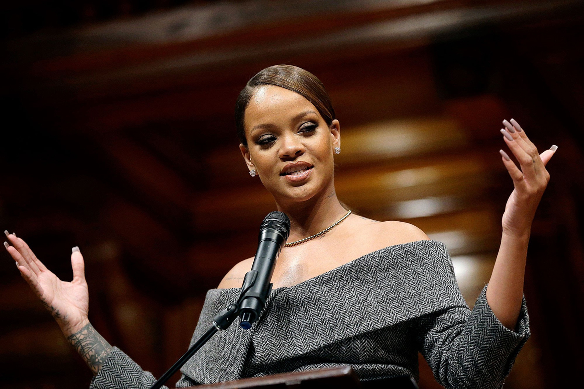 1 Rihanna-humanitarian-award_photo Steven Senne:AP