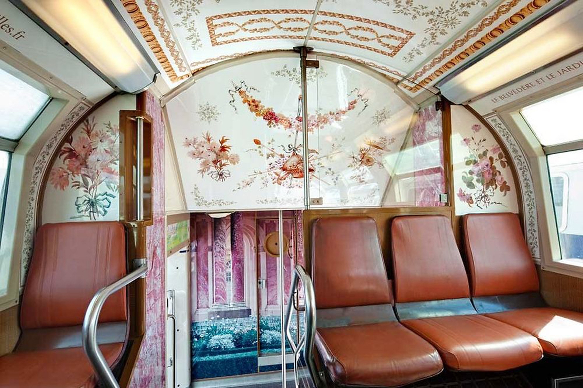 Il treno per Versailles trasformato in reggia