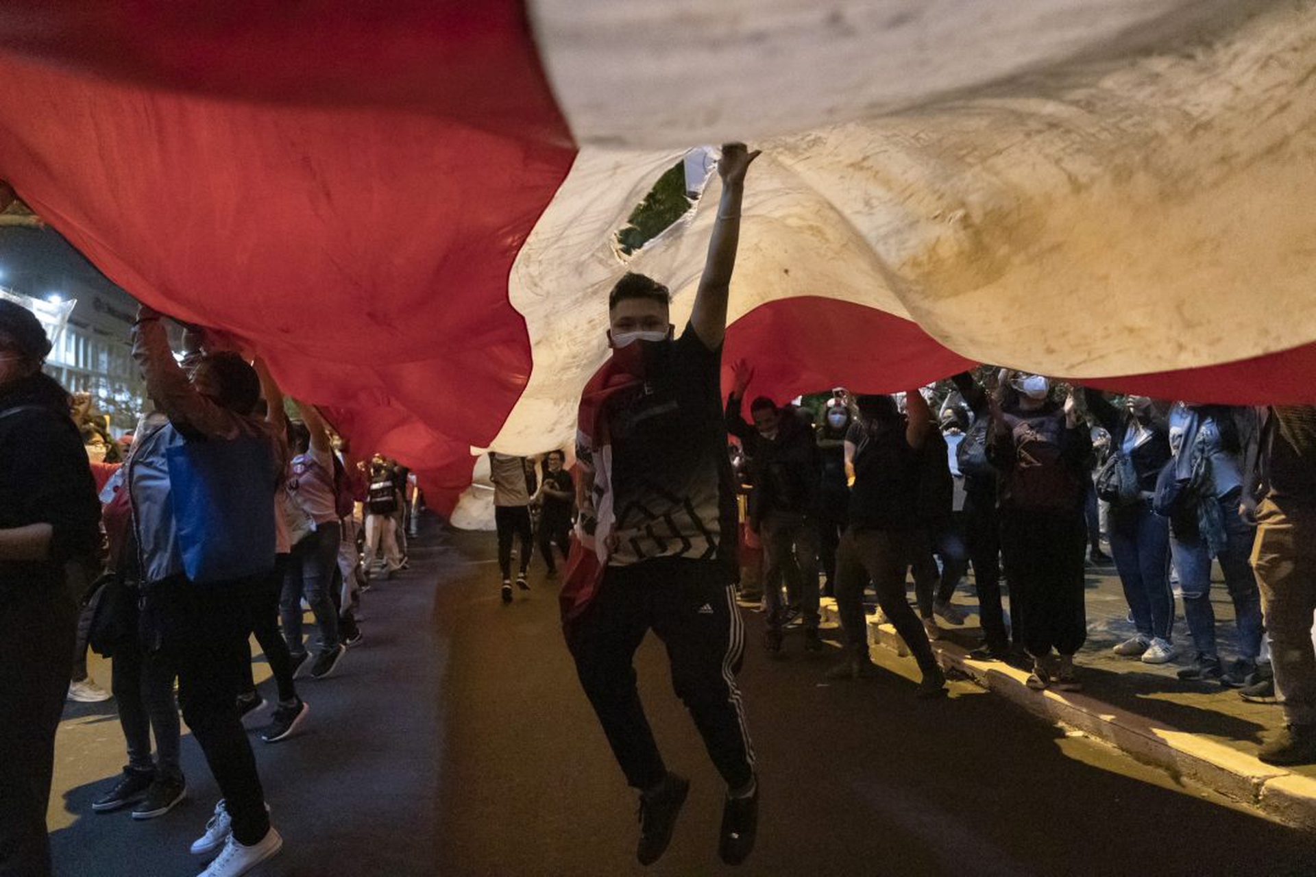 Le manifestazioni contro l'impeachment del presidente in Perù