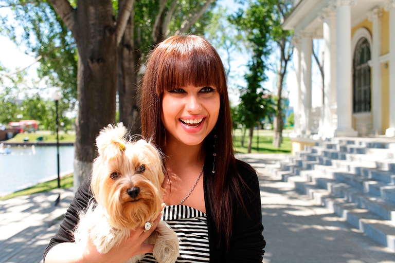 Donna con il suo cane in braccio