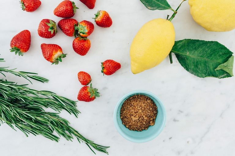Marmellata di fragole e rosmarino