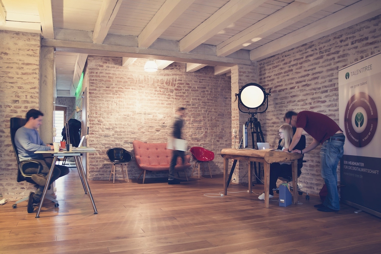 Ragazzi all'interno di un coworking.